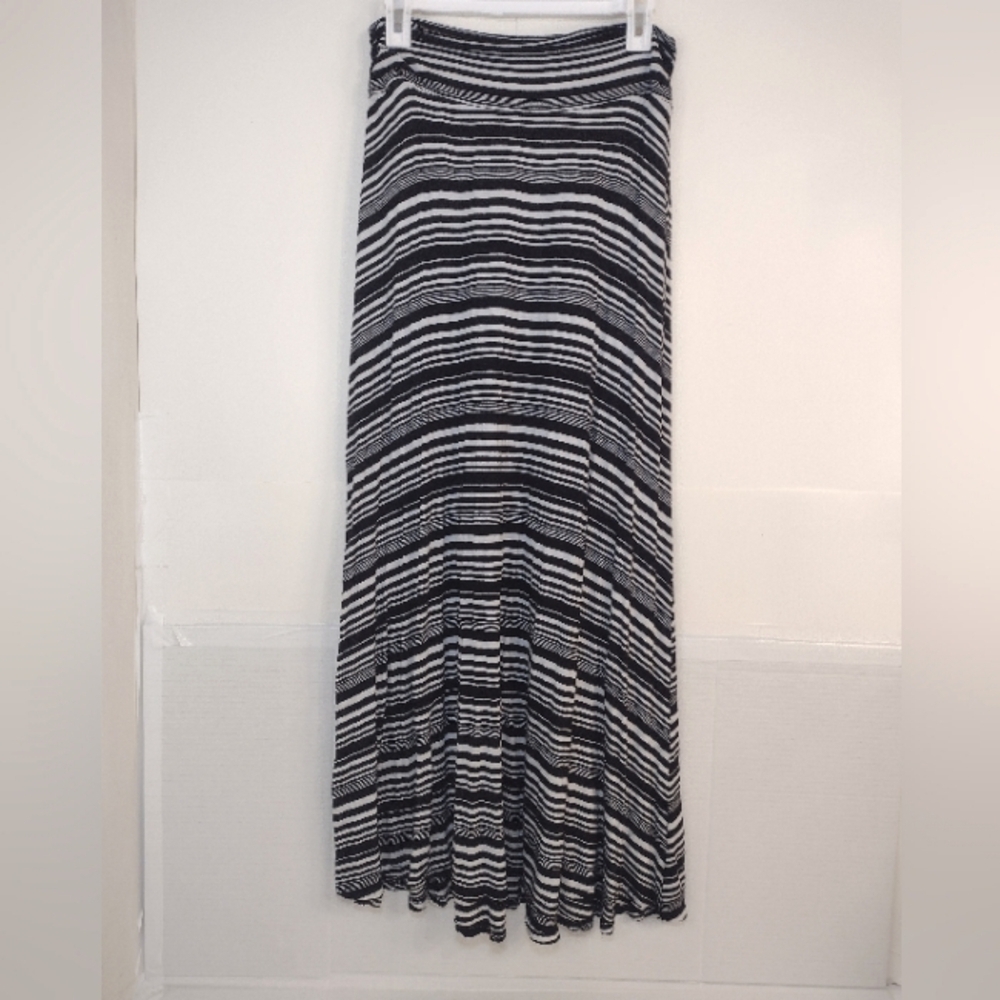 Signature studio contemporary style Women's black/white striped maxi skirt